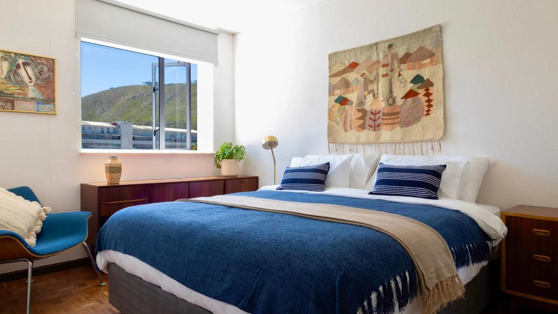 Ocean View, Central And Secured 3 Bedroom Apartment Cape Town